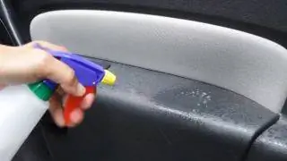 Как почистить обивку автомобиля - боковые панели
