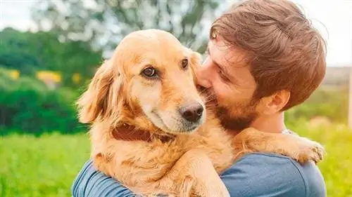 Хозяин обнимает свою собаку