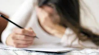 Грустная женщина записывает в блокнот, что она чувствует.