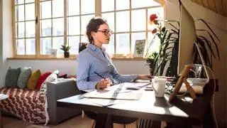 Женщина работает сидя. Женщина работает сидя.