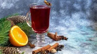 Изображение сладкого вина с корицей. Изображение сладкого вина с корицей.