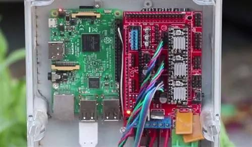 Робот работает благодаря нанокомпьютеру Raspberry Pi и плате Arduino.