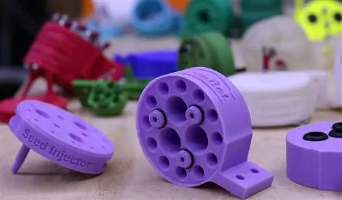 Различные инструменты робота могут быть напечатаны на 3D-принтере.