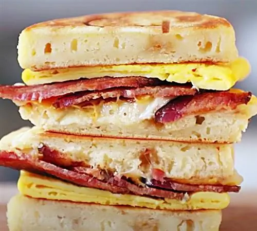 Рецепт завтрака на ходу - простой домашний McDonald's McGriddle - сэндвич с яйцом и кленовым сиропом Рецепт завтрака на ходу - простой домашний McDonald's McGriddle - сэндвич с яйцом и кленовым сиропом
