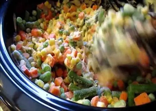 Смешиваем все ингредиенты для пирога с курицей в мультиварке.