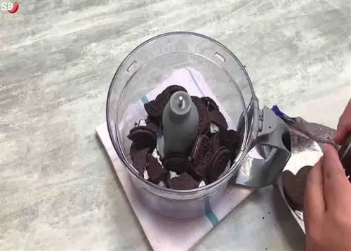 Мелкое измельчение печенья Oreo для приготовления торта Oreo. Мелкое измельчение печенья Oreo для приготовления торта Oreo.