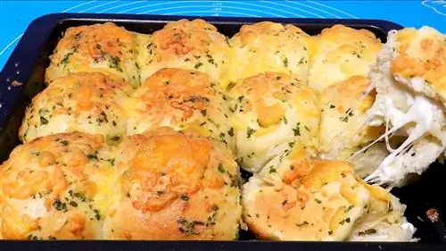 Домашние булочки с сыром, маслом и чесноком