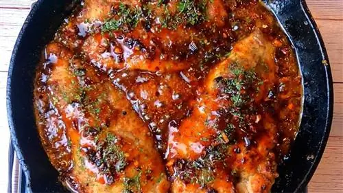 Простой рецепт курицы с медом и чесноком на одной сковороде