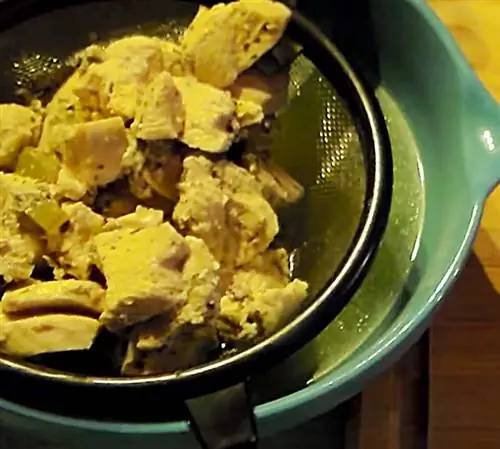 Приготовьте мини-пирожки с курицей, печеньем и замороженными овощами.
