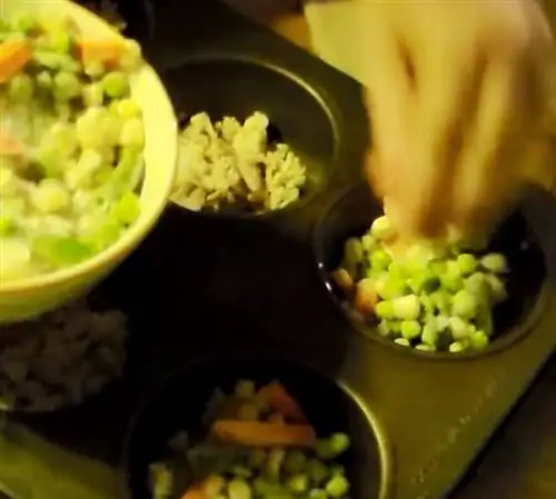 Приготовьте мини-пирожки с курицей, печеньем, замороженными овощами и курицей-гриль.