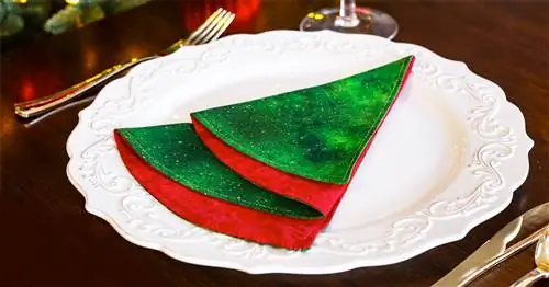 Сложенная елочная салфетка своими руками