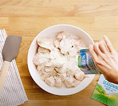 Приготовьте куриную запеканку в стиле ранчо из сухой смеси Hidden Valley Ranch. Приготовьте куриную запеканку в стиле ранчо из сухой смеси Hidden Valley Ranch.