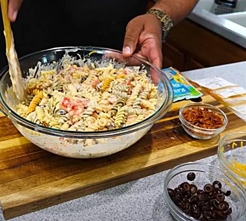 Соус Cajun Ranch и бекон для летнего классического салата с макаронами Соус Cajun Ranch и бекон для летнего классического салата с макаронами
