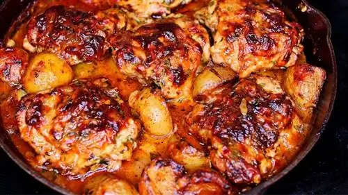 Курица со сливочно-чесночным маслом на сковороде & Рецепт с картофелем