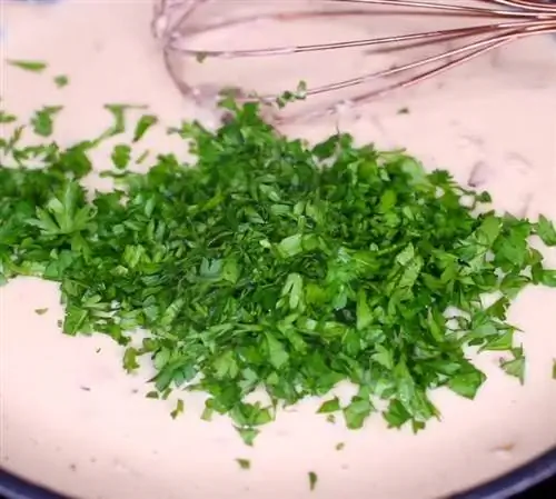 Легкая сковорода со сливочным маслом, курицей и картофелем с чесноком