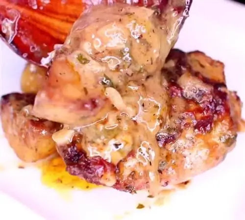 Легко приготовить сковороду со сливочным чесночным маслом, курицей и картофелем