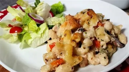 Сливочная запеканка из пасты с курицей и грибами