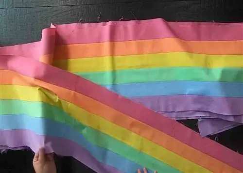 Сшиваем радужные полоски, чтобы получился узор лоскутного одеяла «Радужная дорога». Сшиваем радужные полоски, чтобы получился узор лоскутного одеяла «Радужная дорога».