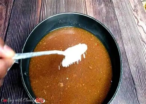 Приготовление соуса для стейка с чесноком, зеленью и картофелем. Приготовление соуса для стейка с чесноком, зеленью и картофелем.