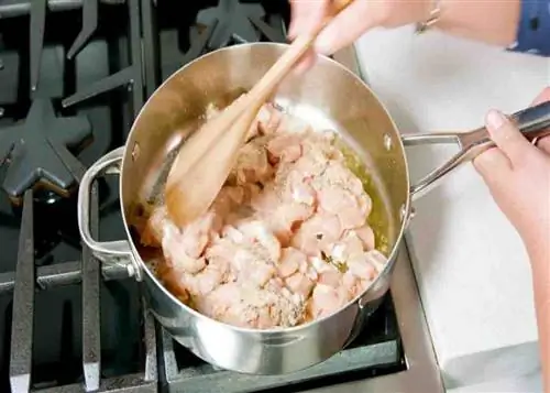 Обжаривание курицы по рецепту с курицей и макаронами в одной кастрюле Обжаривание курицы по рецепту с курицей и макаронами в одной кастрюле