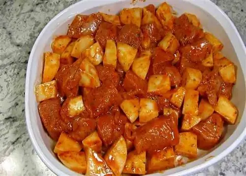 Перекладываем смесь курицы и картофеля в форму для запекания. Перекладываем смесь курицы и картофеля в форму для запекания.