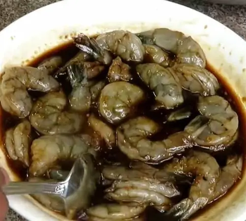 Рецепт жареных креветок с медом, чесноком и луком
