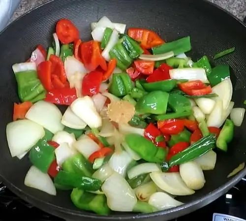 Жареные креветки с медом, чесноком и луком