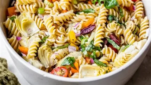 Рецепт итальянского салата с макаронами, готовый за 20 минут