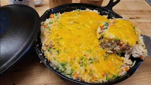 Сливочная запеканка на сковороде с курицей и рисом в одной кастрюле