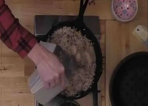 Добавляем воду в сковороду с курицей и рисом Добавляем воду в сковороду с курицей и рисом