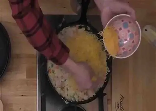 Добавляем сыр в сковороду с курицей и рисом Добавляем сыр в сковороду с курицей и рисом