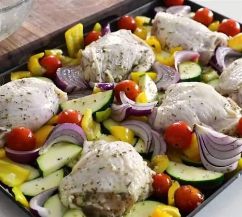 Инструкции по рецепту приготовления курицы и овощей на противне