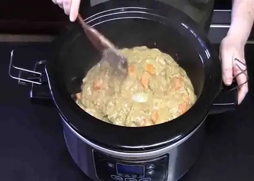 Выливаем соус на жаркое из цыплёнка