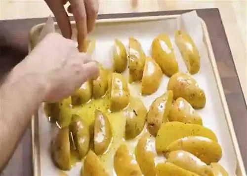 Приготовление картофеля для рецепта курицы и картофеля по-чикагски.