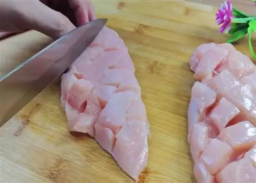 Куриную грудку нарезать крест-накрест для рецепта курицы с медом и чесноком Куриную грудку нарезать крест-накрест для рецепта курицы с медом и чесноком