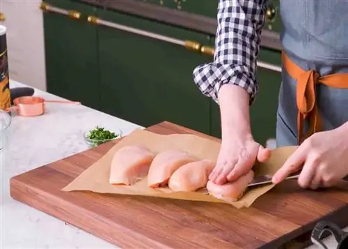 Разрезаем курицу посередине Разрезаем курицу посередине
