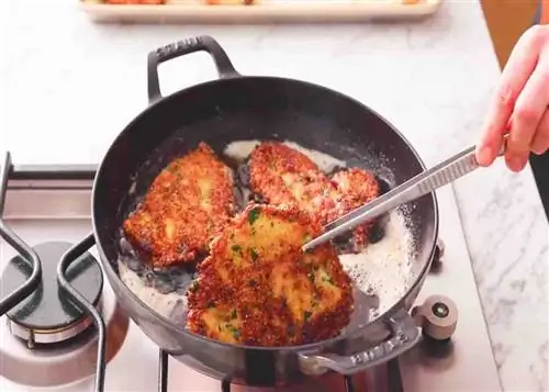 Обжариваем куриное филе в панировке Обжариваем куриное филе в панировке
