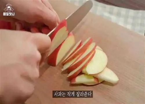 Нарезаем яблоко на кусочки Нарезаем яблоко на кусочки
