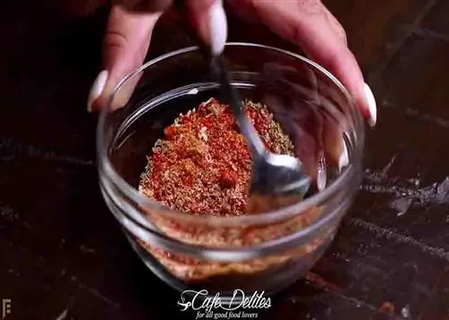 Смешиваем все специи для кусочков стейка с маслом каджун. Смешиваем все специи для кусочков стейка с маслом каджун.