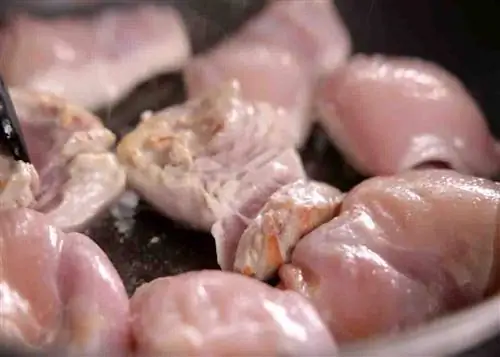 Обжариваем куриные бедра на сковороде Обжариваем куриные бедра на сковороде