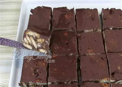Нарезаем батончики фаджа на небольшие кусочки