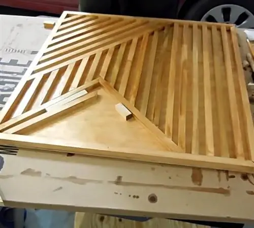 Проект DIY с геометрическим рисунком на деревянной стене Проект DIY с геометрическим рисунком на деревянной стене