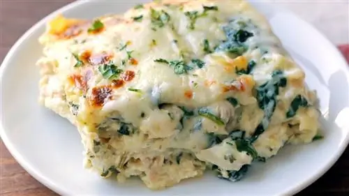 Легкая куриная лазанья со сливочно-белым соусом