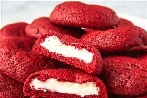 Красное новогоднее печенье: с вкуснейшей начинкой из белого шоколада
