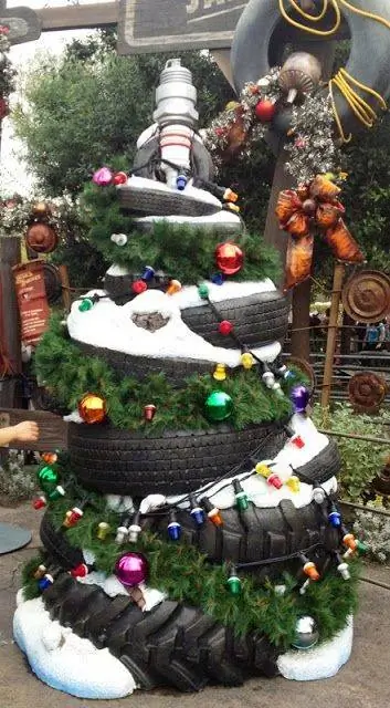Рождественские елки Cars Land
