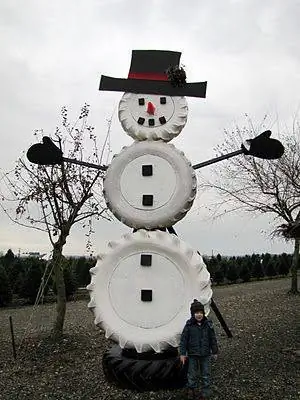 милый снеговик из покрышек!…. Я должен показать это JR…как-то я вижу, как он делает один для своего магазина!