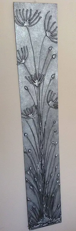 Hot Glue Gun Art - Распылитель, окрашенный серебристым металликом, окрашенный черной краской, что придает ему вид старинного металла.: Hot Glue Gun Art - Распылитель, окрашенный серебристым металликом, окрашенный черной краской, что придает ему вид старинного металла.:
