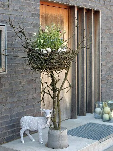 Osterdeko: Osternest aus Kirschzweigen mit Frühlingsblumen