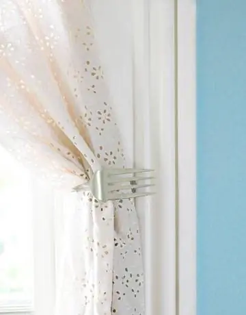 sept-crafts-fork-curtain-0910-de