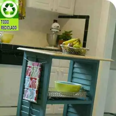 Кухонный стол из переработанных материалов